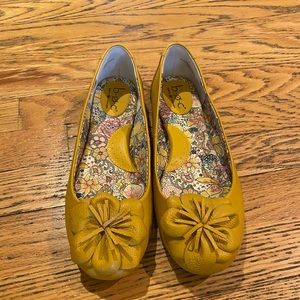 Never worn - BOC Yellow Flats size 8.5 NWOT